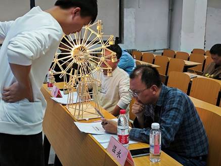图片包含 桌子, 人, 室内, 男人描述已自动生成 图片包含 桌子, 人, 室内, 男人描述已自动生成